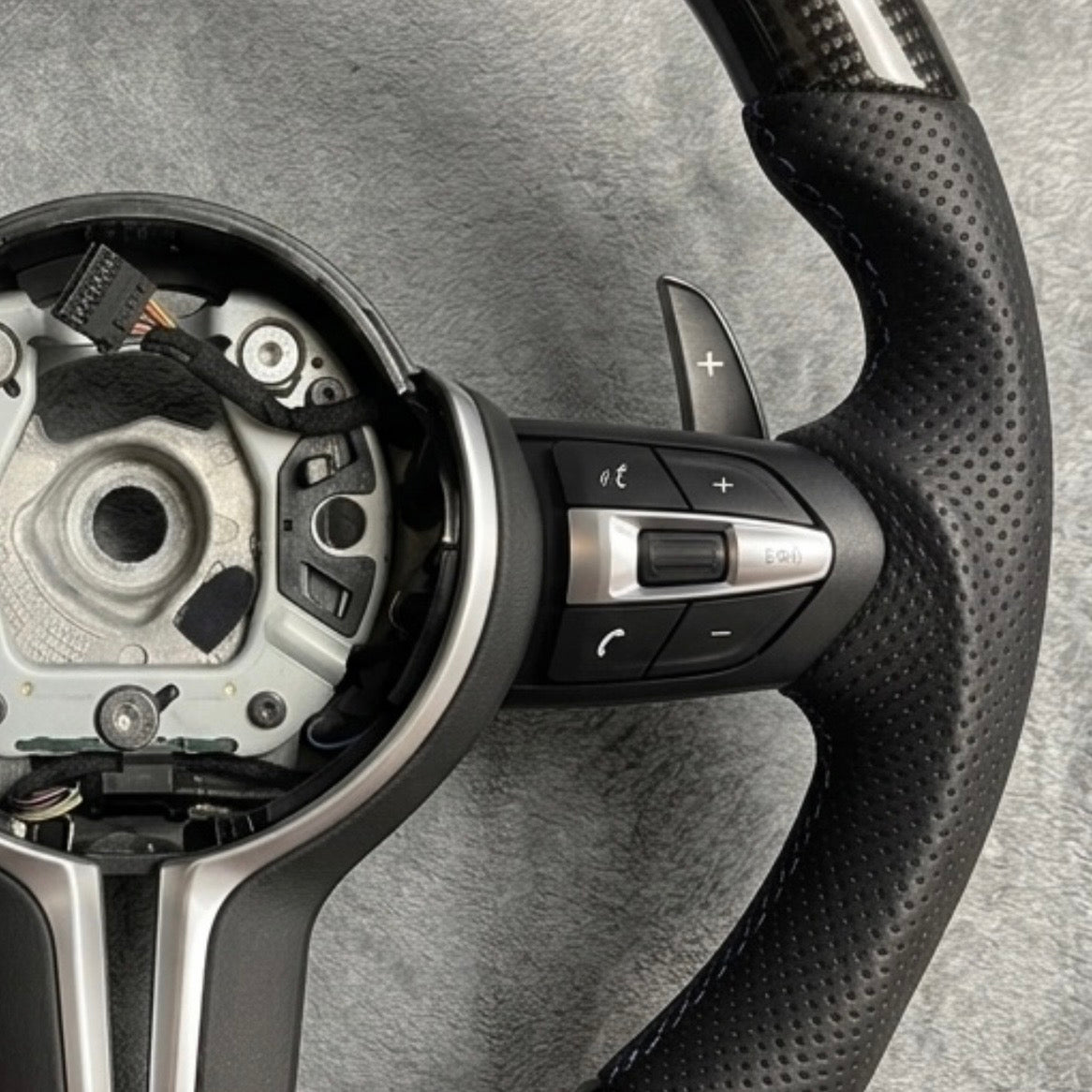 BMW M Performance ergonomisches Multifunktionslenkrad aus Carbon und perforiertem Leder (5er-8er) Reihe