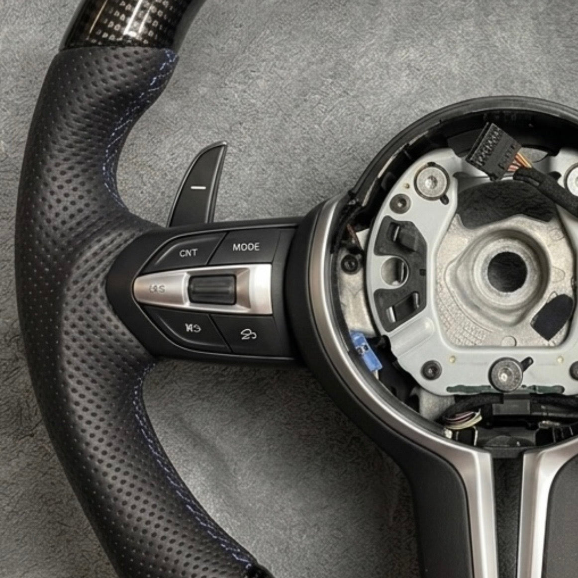 BMW M Performance ergonomisches Multifunktionslenkrad aus Carbon und perforiertem Leder (5er-8er) Reihe